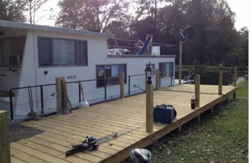 Bogalusa Boat Rental | A Shore Bet 36' Vintage Houseboat.