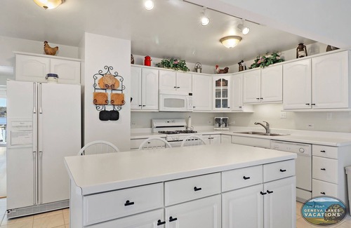 Delavan Lake House | A Shore Thing- Lake Delavan Cottage w/Private dock and boat lift!