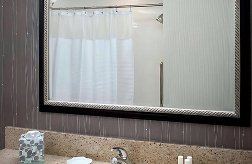 Newark Hotel | A Short Drive from the University of Delaware Botanic Gardens! Pets Allowed!