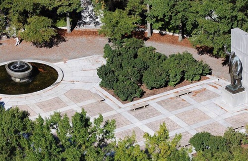 Rosslyn Apartment | A Short Drive to Tomb of the Unknowns! 2 Units w/Parking & Onsite Starbucks!