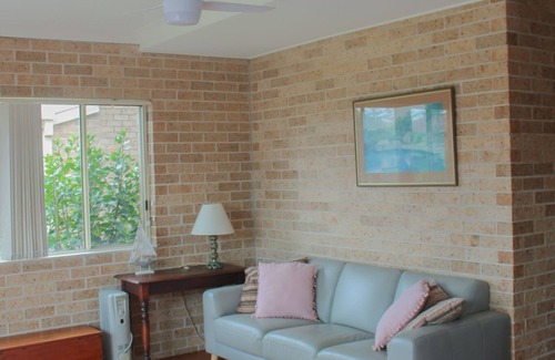 Black Head Apartment | A short walk to Black Head Beach, park with bbqs & amenities, shops and cafes