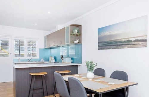 Scarborough Apartment | A skip, hop & a jump to Scarborough Beach!