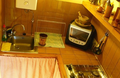 Agost Cottage | A small room with kitchen and bathroom