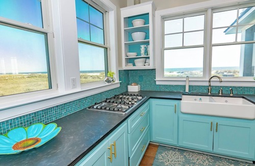 South Beach House | A Soft Landing is a fantastic, dog-friendly four-bedroom, 3.5-bathroom oceanfront retreat.