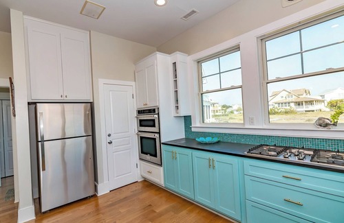 South Beach House | A Soft Landing is a fantastic, dog-friendly four-bedroom, 3.5-bathroom oceanfront retreat.