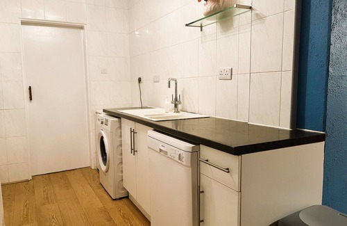 Wyken House | A Spacious 3 bedroom house near UHCW, free parking, smart TV, Netflix, Fast WIFI
