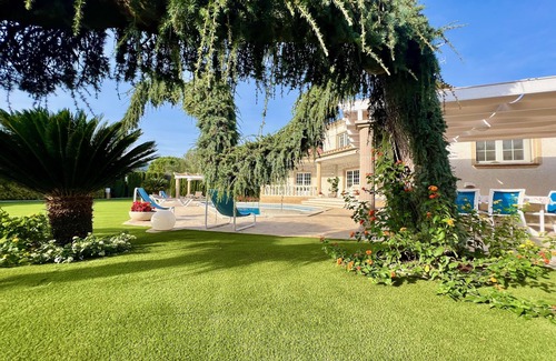 Calonge Villa | A spacious 4 bedroom villa, all with en suite bathrooms, large garden & Pool