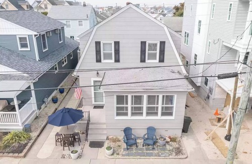 Margate City House | A spacious beach house only a block and a half from the ocean!