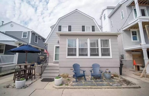Margate City House | A spacious beach house only a block and a half from the ocean!