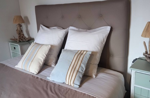 Venterol Bed & Breakfast | A spacious, bright room with access to the swimming pool in season