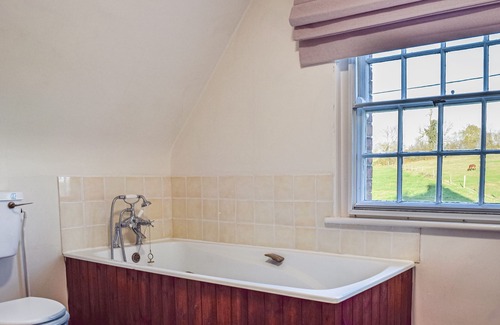 Middleton Cheney Cottage | A spacious country retreat surrounded by open fields and miles of footpaths from the doorstep.