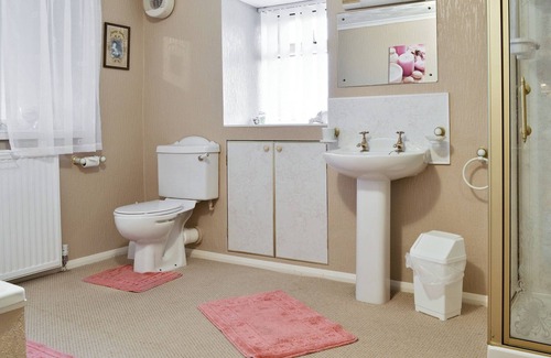 Dinas Cottage | A spacious farmhouse with far reaching sea views set in peaceful surroundings.