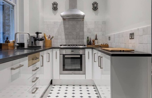 Shepherd's Bush Apartment | A Spacious Home with Style