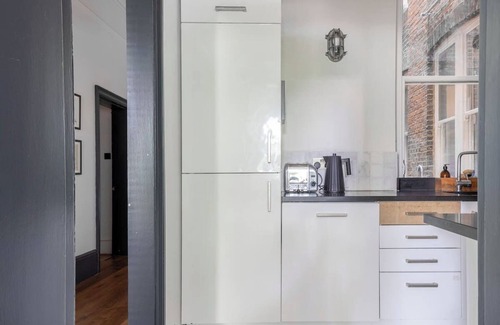 Shepherd's Bush Apartment | A Spacious Home with Style