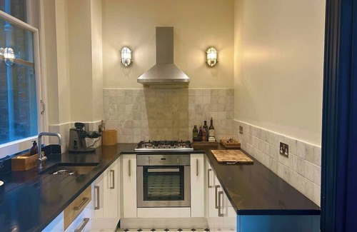 Shepherd's Bush Apartment | A Spacious Home with Style