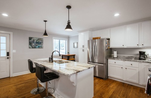 Athens House | A Spacious Place for Everyone. Sanford Stadium, Downtown and Dining So Close!