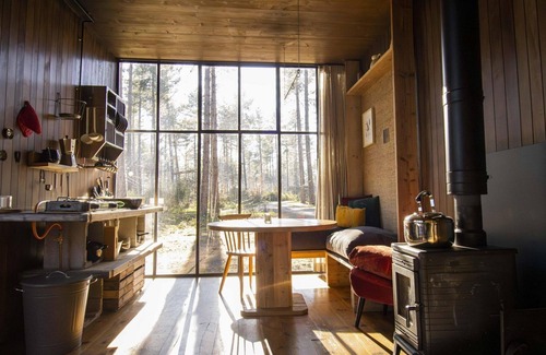 Maaseik House | A stress-free stay in this classic cabin with hottub