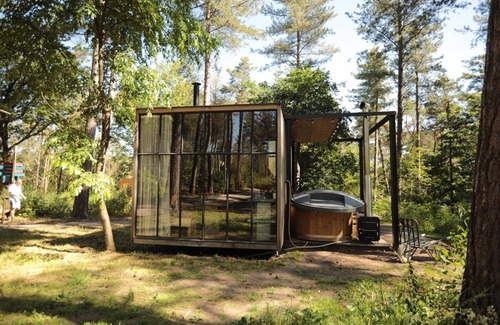 Maaseik House | A stress-free stay in this classic cabin with hottub
