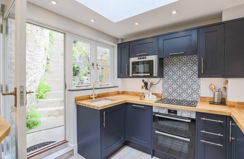 Blockley Apartment | A stunning 17th Century three-storey terraced cottage.