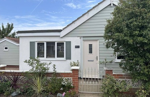 Great Yarmouth Cottage | A stunning 3 bedroom property with sea views and direct access to the beach.