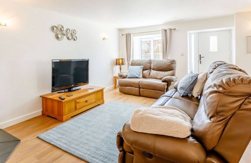 Yeovilton Cottage | A stunning cottage with hot tub, perfect for families, couples or a romantic getaway for two.