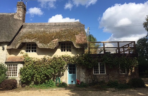 Holworth Cottage | A Stunning Dorset Thatched Cottage - Dog Friendly with Private Hot Tub