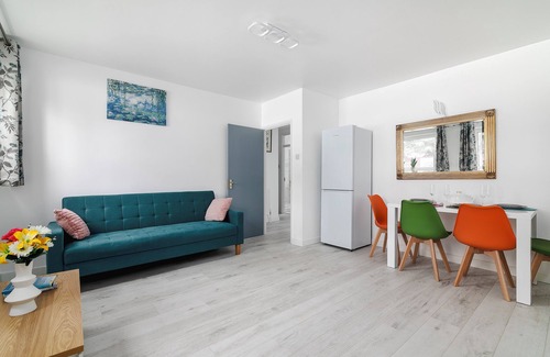 Redbridge Apartment | A Stunning Flat in London, Gants Hill, Ilford