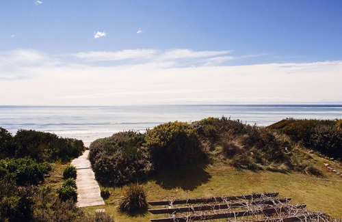 Turners Beach House | A stunning house right on the beach in a quiet and relaxed seaside location.