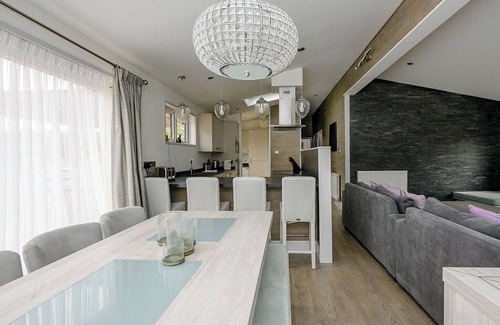 Bury St Edmunds Ski Chalet | A stunning lodge with one master double with en suite.