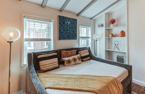 Queen Village House | A stunning Trinity style home nestled in the charming neighborhood of Queen Village in Philadelphia