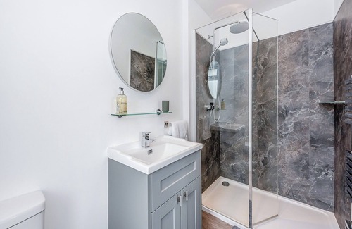 Littlehampton Cottage | A stunning two-level seaside retreat with incredible sea views.