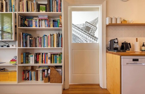 Sandy Bay House | A stylish luxurious cottage, set in a quiet neighbourhood, close to every thing