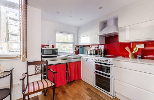 Brompton & Hans Town House | A sunny friendly smart 3 Bedroom Condo close to station , museums, restaurants