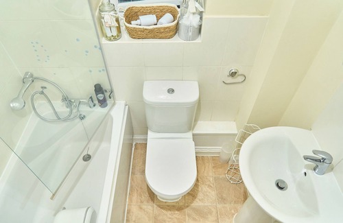 Congerstone House | A super spacious 5 bedrooms and family oriented home to stay in Nuneaton.