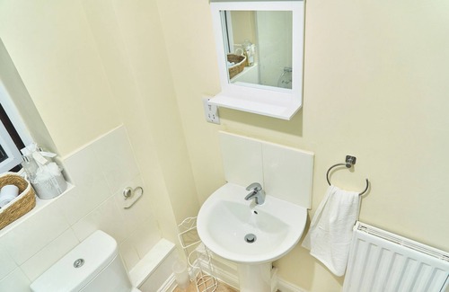 Congerstone House | A super spacious 5 bedrooms and family oriented home to stay in Nuneaton.