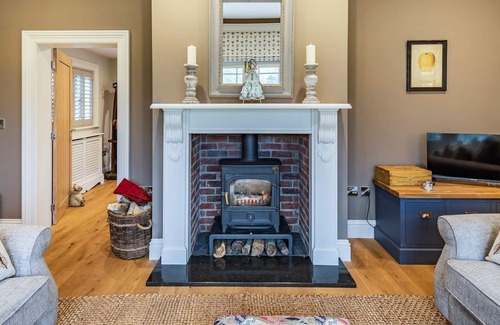Alford Cottage | A superb luxury retreat with a hot tub to enjoy, perfect for a romantic and relaxing break.