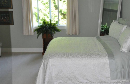 Regional District of Nanaimo Bed & Breakfast | A SWAN'S POND (On the #1 Fairway of World Class Fairwinds Golf Course)