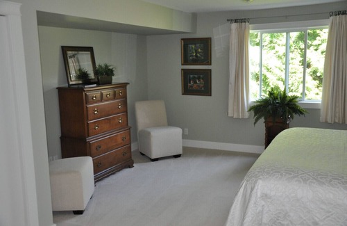 Regional District of Nanaimo Bed & Breakfast | A SWAN'S POND (On the #1 Fairway of World Class Fairwinds Golf Course)