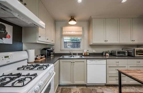 Garden Oaks House | A sweet cosy bungalow in the heart of Houston perfect for families & pets!