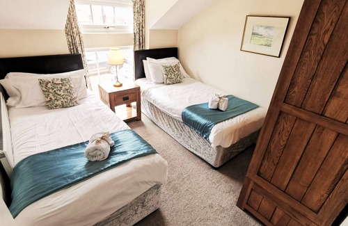 Ivinghoe Cottage | A thee bedroom, one bathroom that sleeps 5 guests in 3 bedrooms