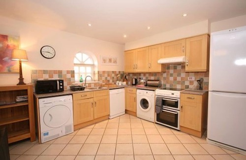 Ivinghoe Cottage | A three bedroom, two bathroom that sleeps 6 guests in 3 bedrooms