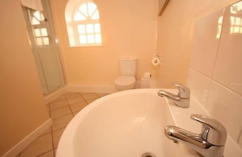 Ivinghoe Cottage | A three bedroom, two bathroom that sleeps 6 guests in 3 bedrooms
