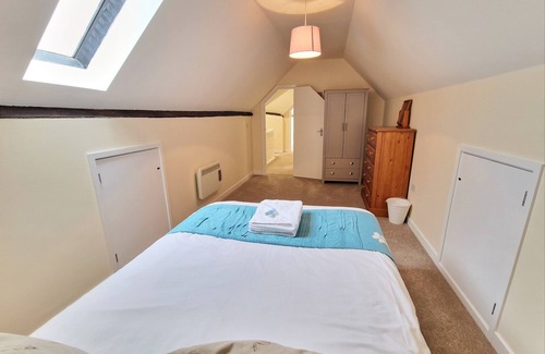 Ivinghoe Cottage | A three bedroom, two bathroom that sleeps 6 guests in 3 bedrooms