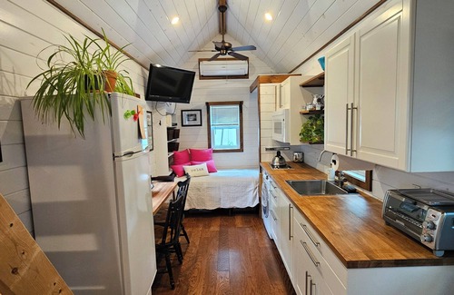 Pawcatuck Cottage | A Tiny Escape - Charming Eco-Friendly Retreat Awaits in Stonington