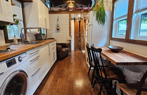 Pawcatuck Cottage | A Tiny Escape - Charming Eco-Friendly Retreat Awaits in Stonington
