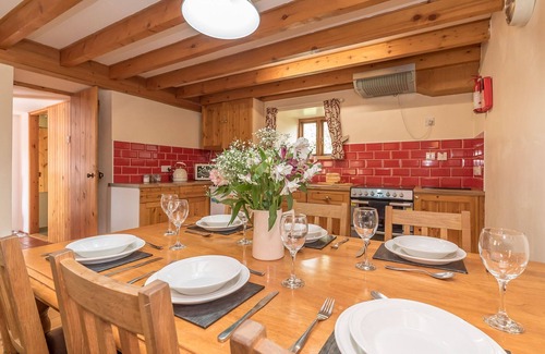Penrhyndeudraeth Cottage | A traditional Stable Conversion With Views Of Eryri (Snowdonia) From The Hot Tub | Stablgoch