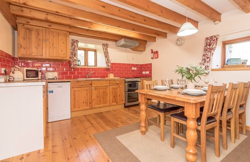 Penrhyndeudraeth Cottage | A traditional Stable Conversion With Views Of Eryri (Snowdonia) From The Hot Tub | Stablgoch