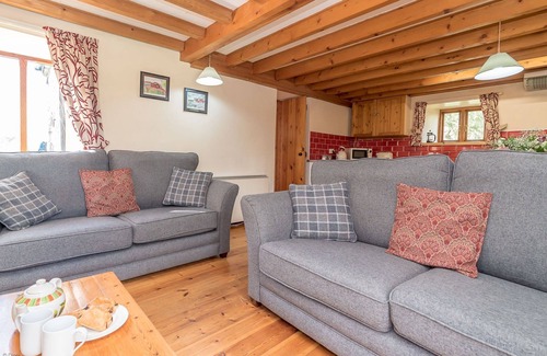 Penrhyndeudraeth Cottage | A traditional Stable Conversion With Views Of Eryri (Snowdonia) From The Hot Tub | Stablgoch