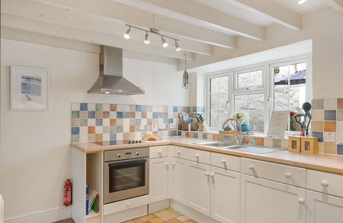 Portreath Cottage | A traditional seaside cottage, with sea views and an easy walk to Portreath.