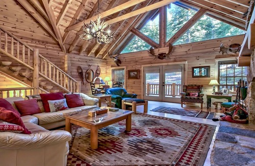 Pioneer Trail House | A True Tahoe Log Home-Surrounded By Forest 4 Bedrooms, Hot Tub, Spacious Deck